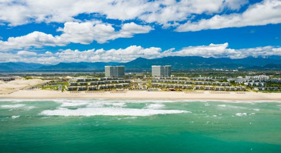 Bãi Dài thơ mộng với biển xanh, cát vàng