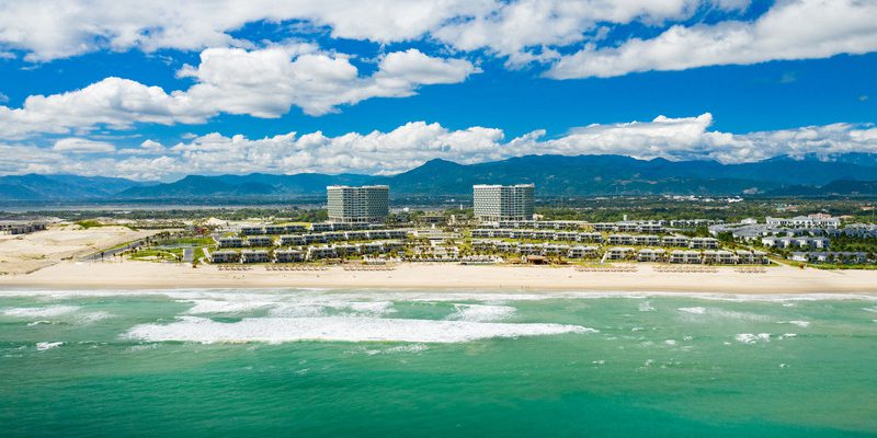 Bãi Dài thơ mộng với biển xanh, cát vàng