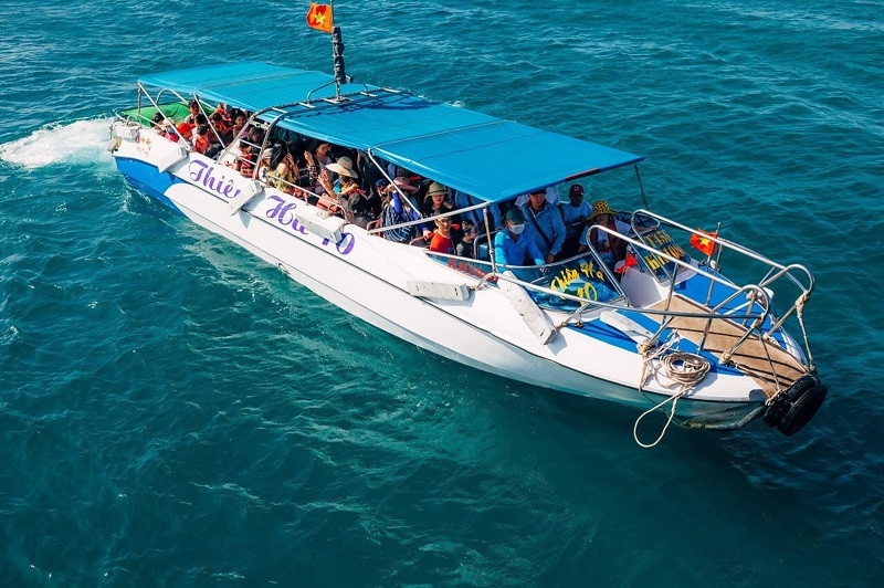 Di chuyển bằng cano ra vịnh San Hô