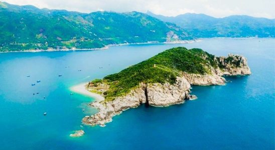 Nhìn trên cao Hòn Nưa trông như một chú khủng long khổng lồ
