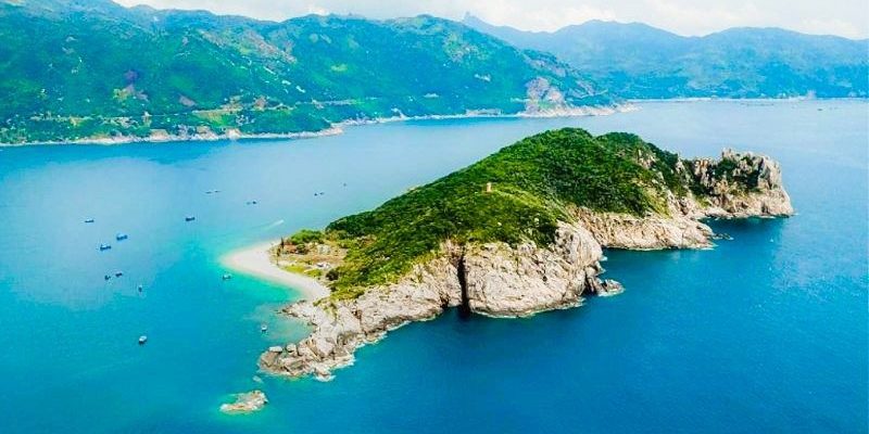 Nhìn trên cao Hòn Nưa trông như một chú khủng long khổng lồ