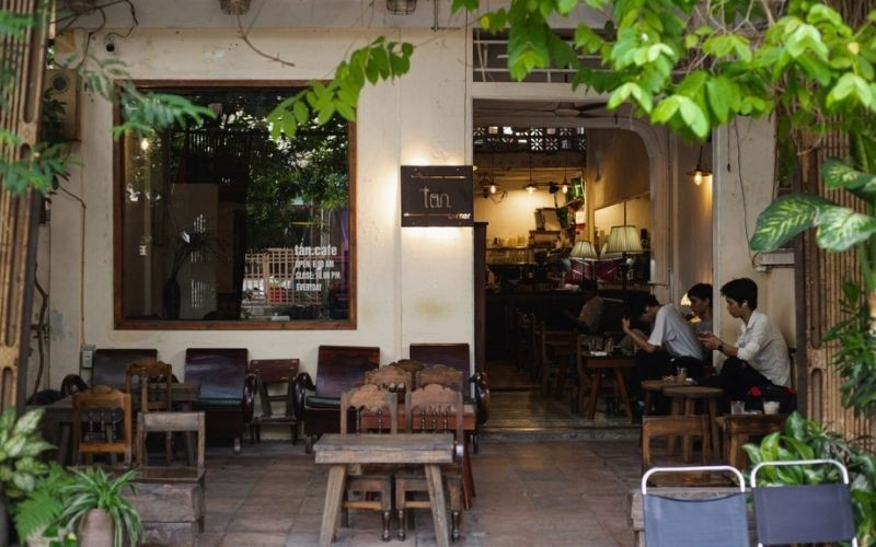 Màu nâu là gam màu chủ đạo tại Tân Cafe Màu nâu là gam màu chủ đạo tại Tân Cafe
