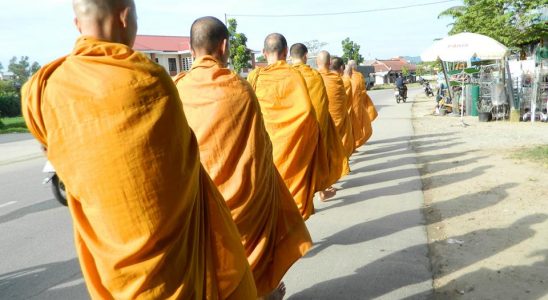 Kết quả hình ảnh cho hòa thượng thái lan khất thực