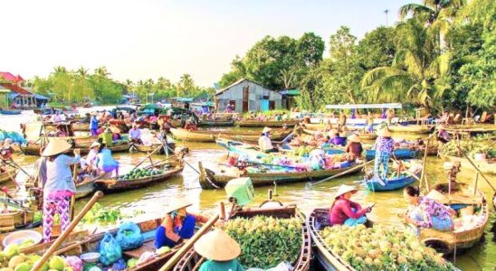 Chợ nổi Cái Răng nhộn nhịp
