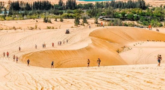 Những sườn đồi cát trắng trải dài bất tận