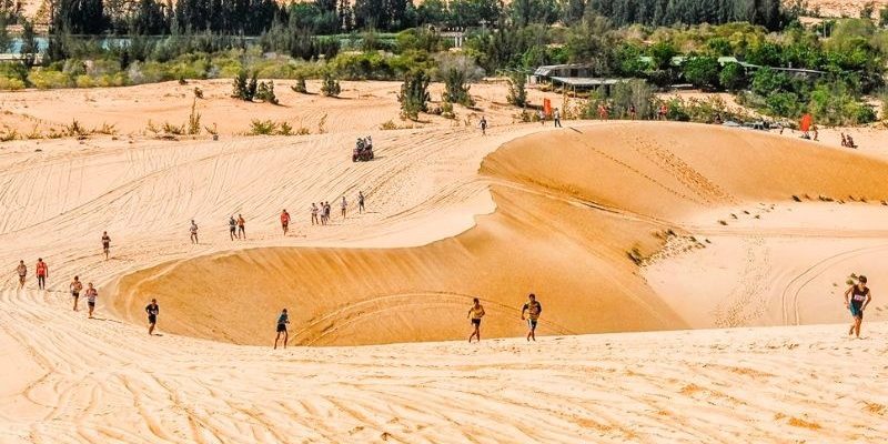 Những sườn đồi cát trắng trải dài bất tận